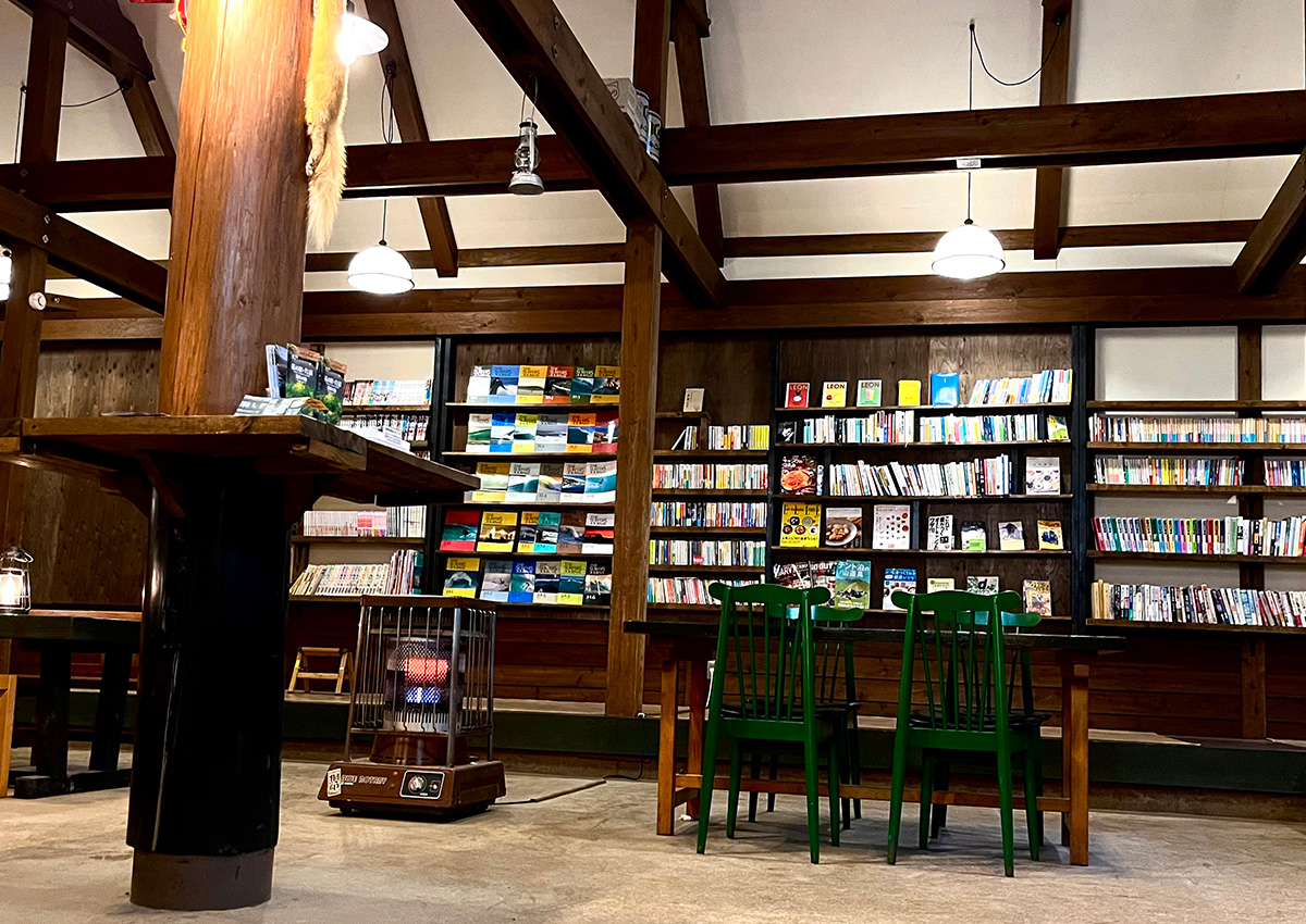 山猫文庫内にある机と椅子、大きな本棚の写真